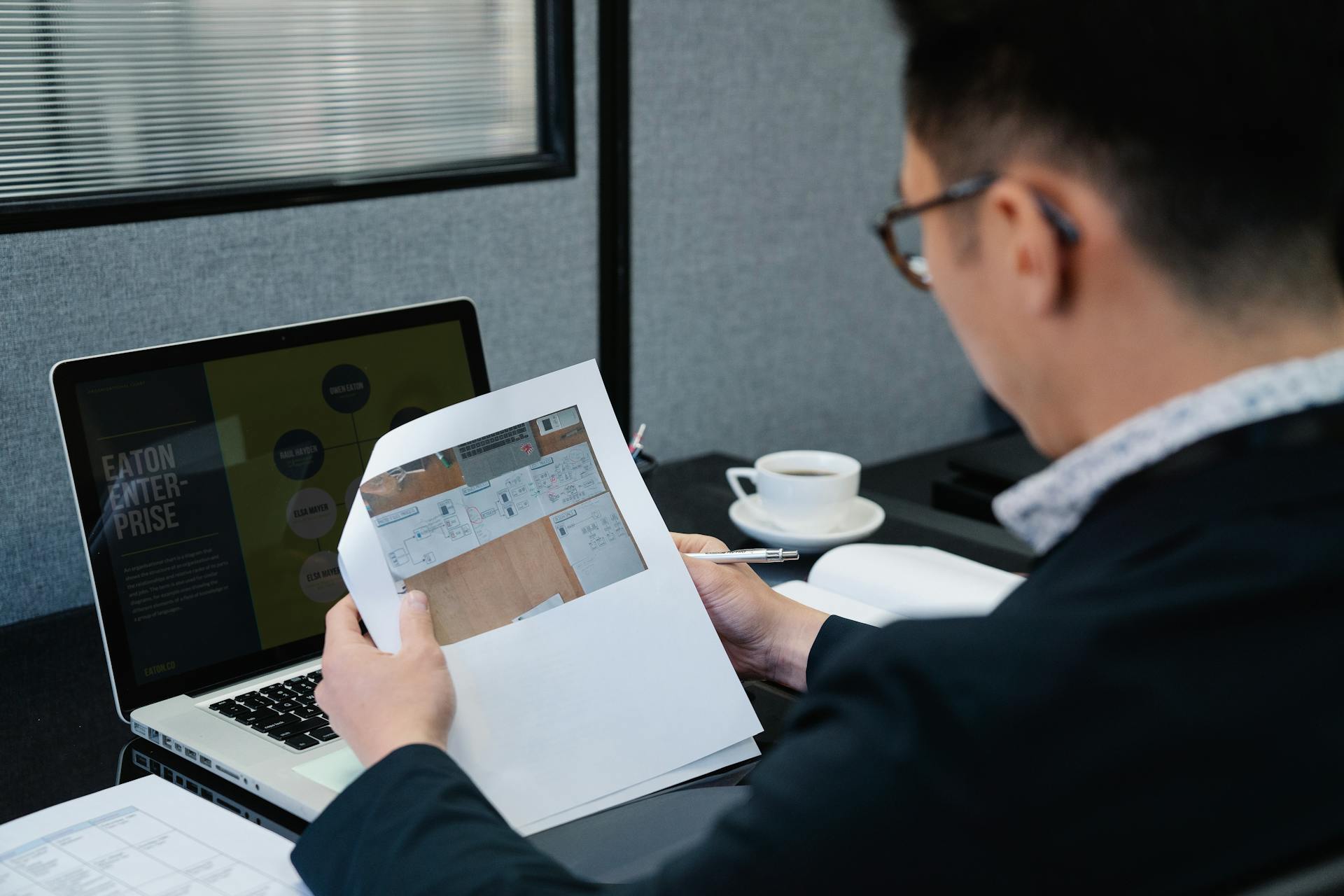 AI 文档分析与企业知识库办公真实场景照片
